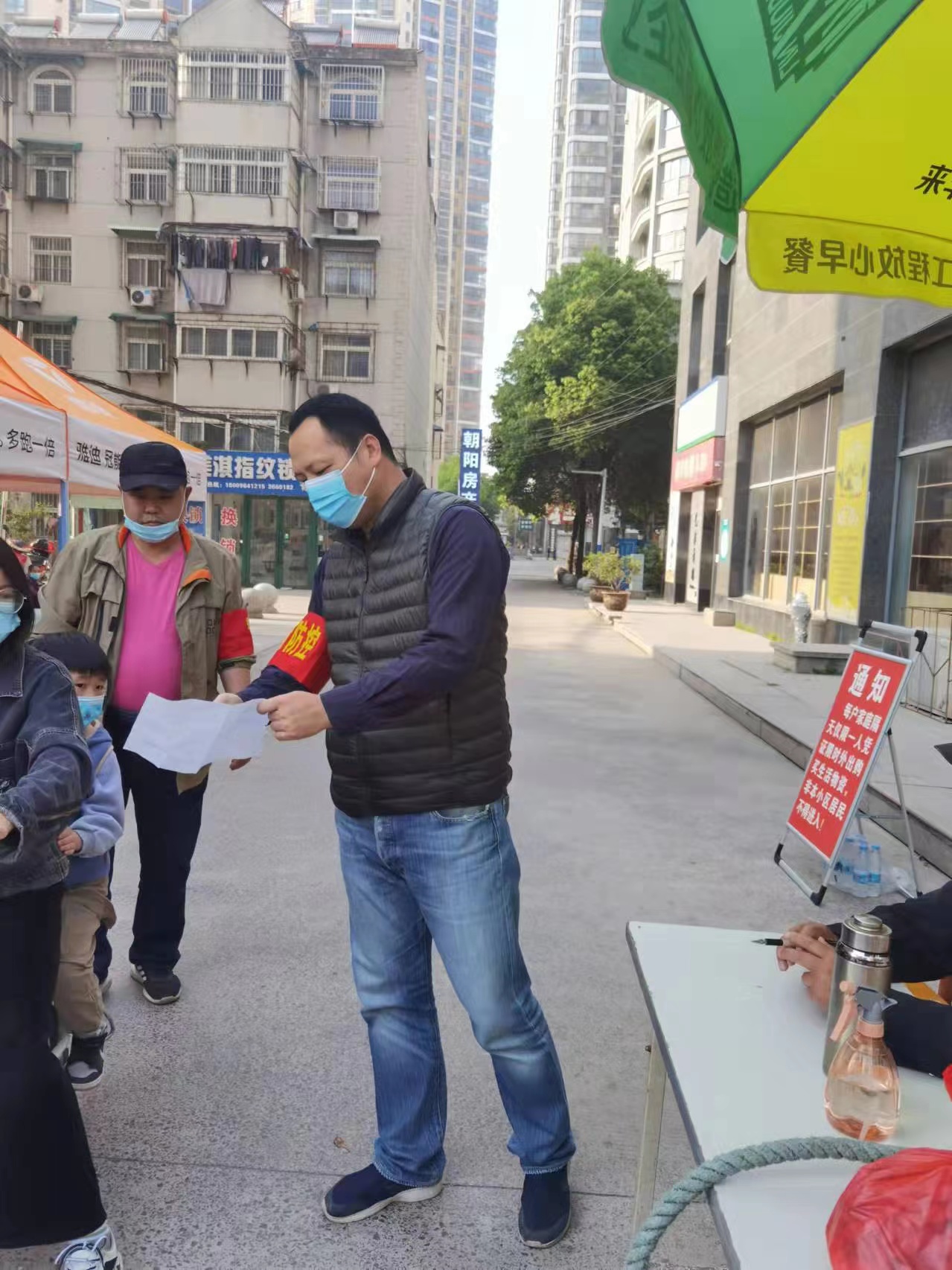 机械工程学院党员教师甘当社区防疫守护员